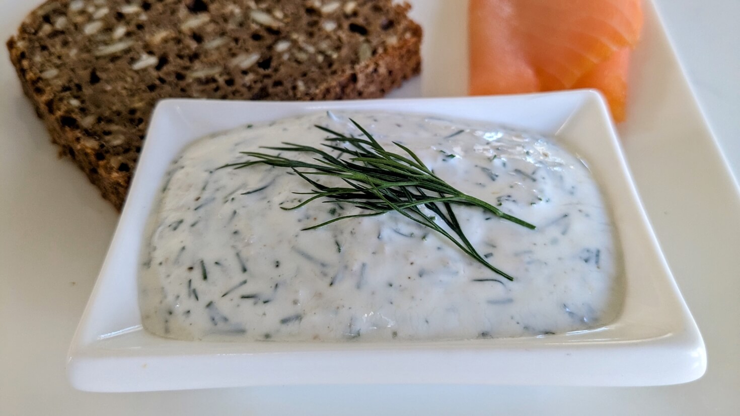 Nordic dill and horseradish sauce made with sour cream, yogurt, fresh dill, and horseradish, served in a small bowl, perfect for smørrebrød